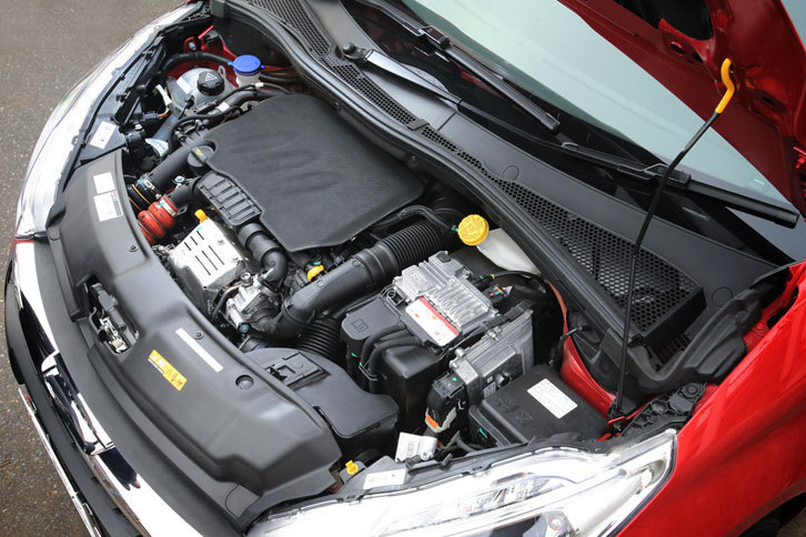 新たに採用された1.2リッター直3ターボエンジン。110psの最高出力と20.9kgmの最大トルクを発生する。