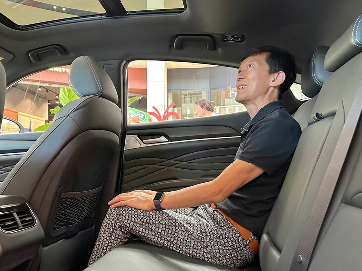 「グローリーiX5」の後席に収まる。身長166cmの筆者には、頭部およびレッグルームに十分な余裕がある。