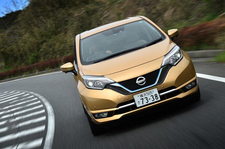 発進加速で2リッターのガソリンエンジン車をしのぐ「ノートe-POWER」。モーター駆動ならではの“力強い走り”はセリングポイントのひとつである。