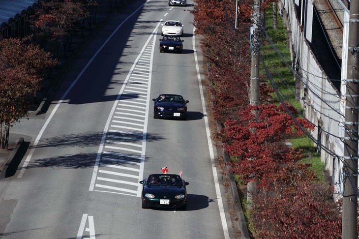 会場となる軽井沢プリンスホテルスキー場を目指し、全国各地から「ロードスター」が続々と集結する姿は今年も健在だった。とはいえ、やはり参加台数が少ないため隊列は短め。それでもロードスターのドライバーとパッセンジャーは満面の笑みを浮かべていた。