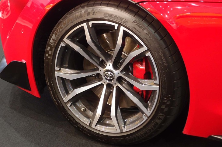 「SZ-R」グレードの18インチホイール。タイヤはミシュランの「パイロットスーパースポーツ」が組み合わされる。