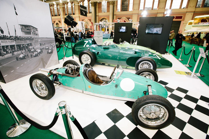 ビューリーのナショナル・モーター・ミュージアムでの企画展で展示された、500cc F3のキーフトと、F1マシンのヴァンウォール。（The National Motor Museum）