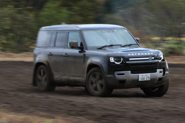 「ディフェンダー」の高いオフロード走行性能を同乗体験で確認できるアトラクションが、「オフロードタクシー」だ。ランドローバーの実力を知り尽くした公認インストラクターによるデモンストレーションは、トランクションが激しく変化するぬかるんだ路面での“ドリドリ”走行。プロのドライビングテクニックとディフェンダーの4WD性能があってこその芸当だ。