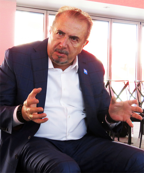 メディアの個別インタビューに応じるボラーニョ氏。