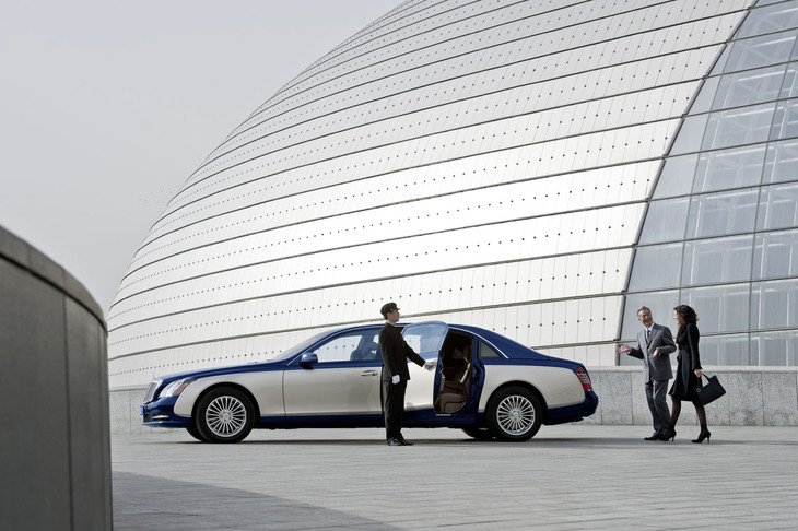 長く歴史のなかに封じ込められていた感のある“マイバッハ”の名は、2002年に当時のダイムラー・クライスラーによって、高級リムジンの名としてよみがえった。