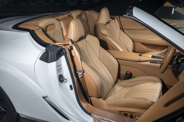 シートにはヒーターとベンチレーションが標準装備。エアコンはオープン時とクローズ時とで自動で制御が切り替わるようになっている。