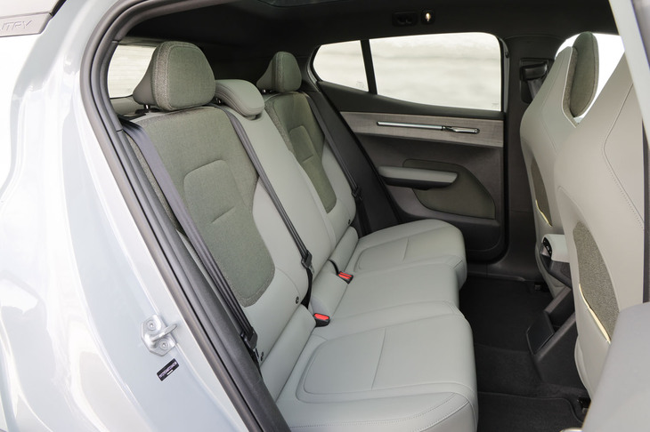 後席空間は、このクラスの車両では一般的といえる広さが確保されている。ただし、座面は前後方向に短く、その高さも十分とはいえない。足を伸ばした先に、つま先の置き所がないのも気になるポイントだ。