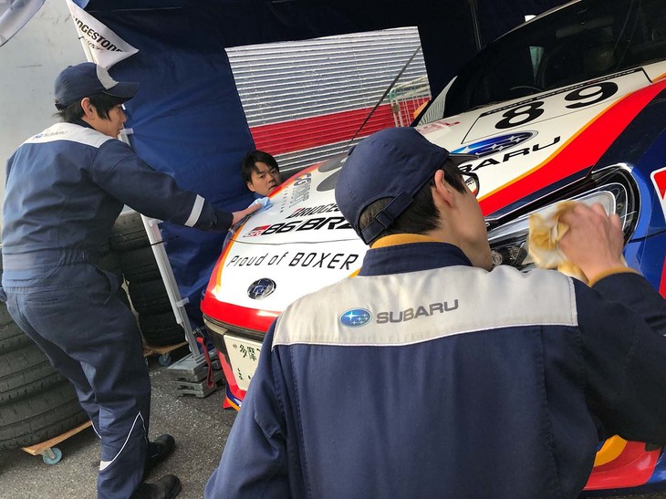 そして走行が終わればすぐに車両の掃除、メンテナンスです。86/BRZ Raceは予選が終わるとそのまま車両保管となるので、保管前にすべてのメンテナンスを終わらせなければいけません。