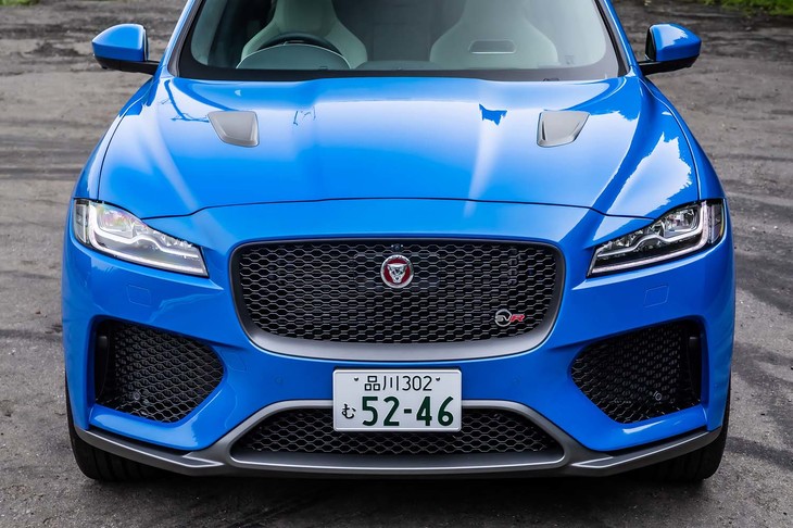 フロントまわりでは、大きく開いたフロントバンパーのエアインテークやリップスポイラーなどが、他のラインナップと異なる「SVR」専用のデザインとなる。グリル右下に「SVR」の文字がデザインされたエンブレムを装着。