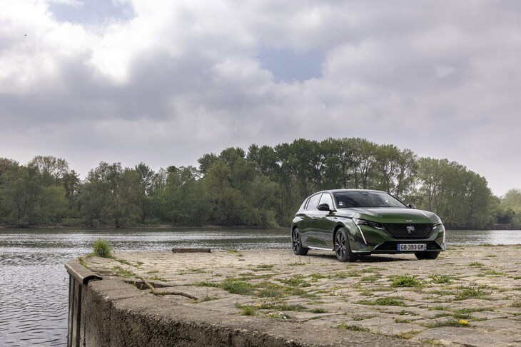 国内での「308 GTハイブリッド」の価格は490万6000円。今回試乗したハッチバックモデルのほか、ワゴン「308 SW GTハイブリッド」（530万6000円）もラインナップされる。