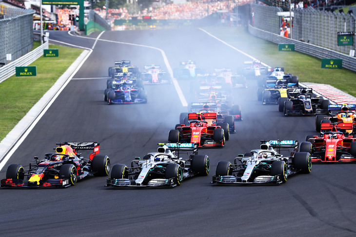 F1第12戦ハンガリーGPのスタートシーン。レッドブルを駆るポールシッターのマックス・フェルスタッペン（写真手前左）がトップでターン1に進入。メルセデスの2台が続いた。（Photo=Red Bull Racing）