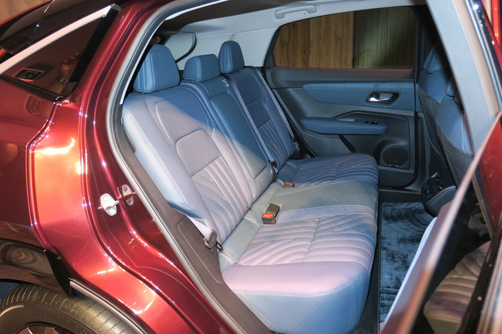 日産アリア リミテッド（リアシート）