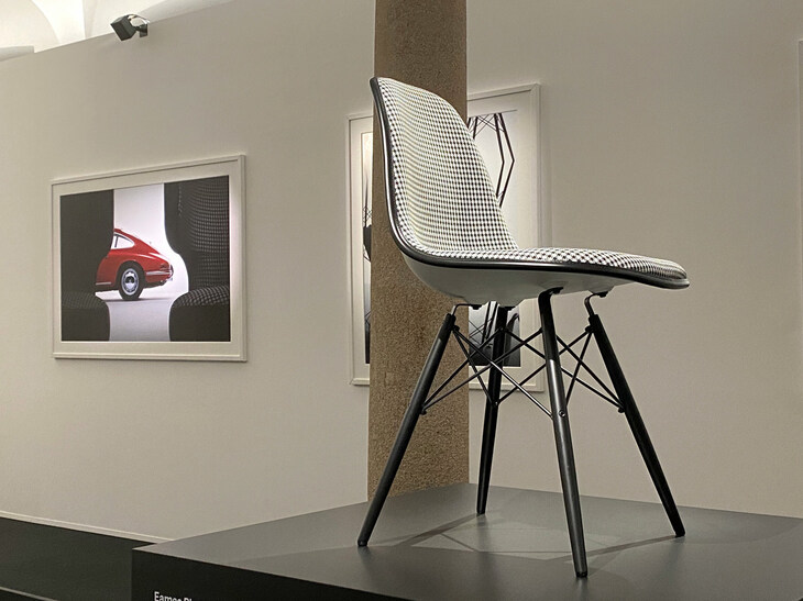 ポルシェ×ヴィトラのコラボレーションによる「イームズ・プラスチック・サイドチェア」。イタリア国内販売価格は、まさに車名にあやかった911ユーロ（約15万円）。限定脚数は、登場年にちなんだ1963である。
