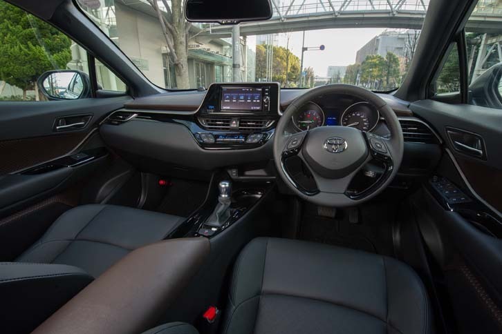 前衛的なエクステリアデザインに対して、インテリアは落ち着いた色調を採用。ナビ画面やエアコンの操作パネルなどは、運転席側に傾けて設置されている。