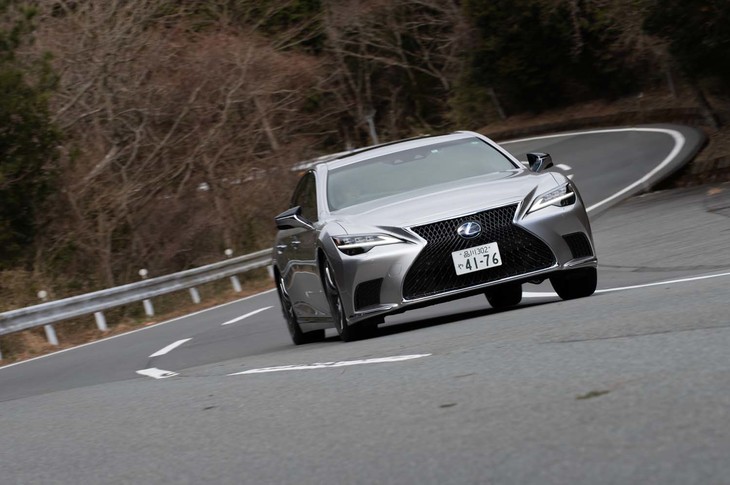 使用頻度の高い走行域で加速時のモーターアシスト量を増やしたうえで発進加速時のエンジン回転量を低下。加速時の余裕を高めるとともに静粛性の向上を図っている。