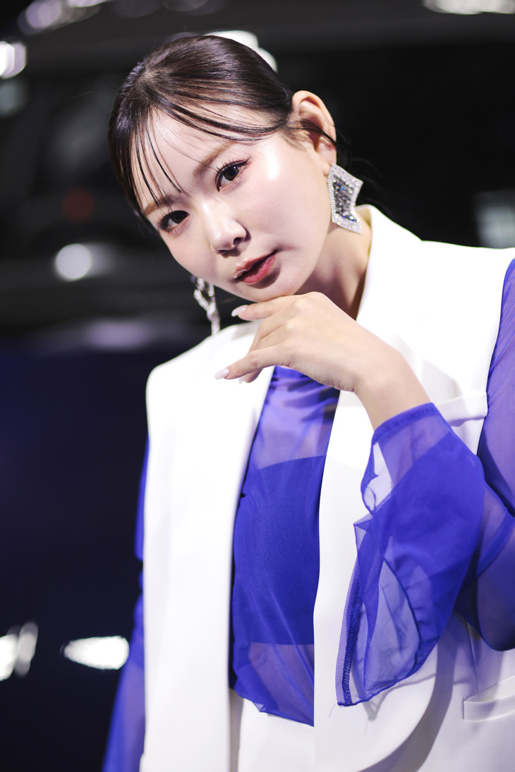 BMWブースの小湊美月さん