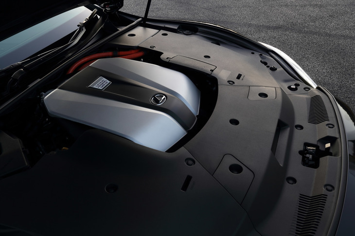 パワーユニットについては「LS500」「LS500h」ともに制御をリファイン。前者は加速時のシフトダウン頻度を下げ、後者は発進加速時のエンジン最高回転数を抑えることで、ゆとりある洗練された走りを実現した。