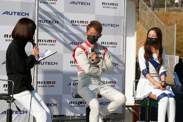 昼過ぎには、SUPER GTドライバーの平手晃平選手と2022AUTECHレースクイーンの美すずさんのトークショーが行われた。