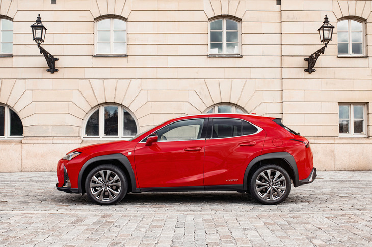 アンダーボディーに高張力鋼板を使用し、レーザースクリューウェルディングや構造用接着剤を用いることで剛性向上に努めた。