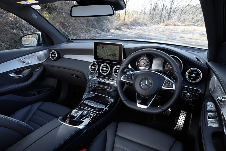 インストゥルメントパネルまわりの意匠は、おおむね「Cクラス」に準拠。従来モデルの「GLK」では左ハンドルしか選べなかったのに対し、「GLC」は右ハンドル仕様のみとなっている。