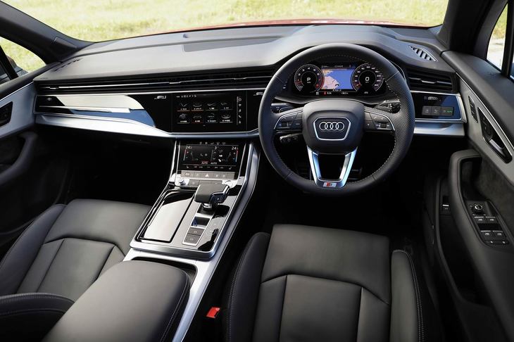 大幅に変更されたインストゥルメントパネルまわり。タッチパネルの積極的な採用により、より未来的で洗練されたイメージとなった。