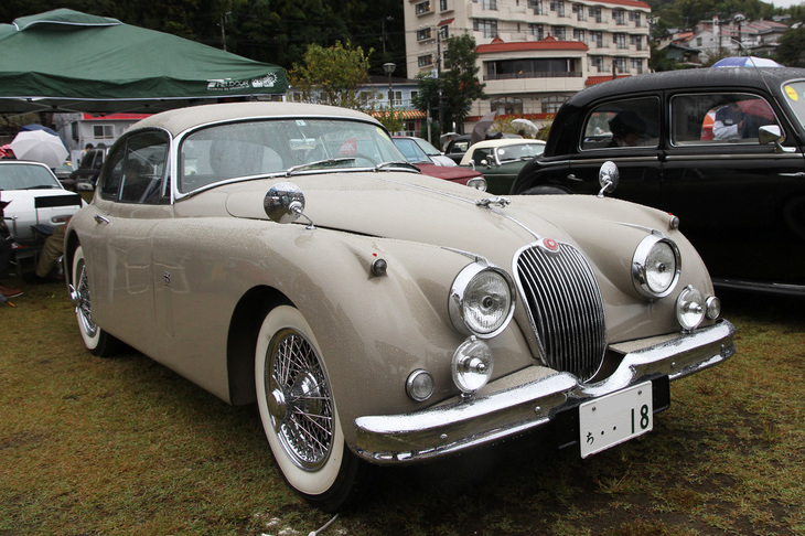 「ジャガーXK150フィクスドヘッドクーペ」。「XK120」に始まるXKシリーズの最終発展型で、その後継が「Eタイプ」（アメリカでは「XK-E」と呼ばれた）となる。