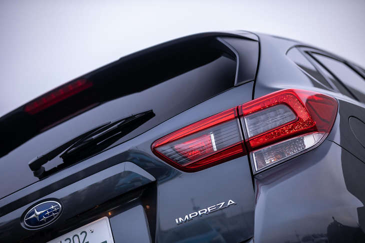 リアコンビネーションランプは、基本的に従来型と同様のデザインだが、これまでクリアカラーだった部分が一部スモークカラーに変更された。