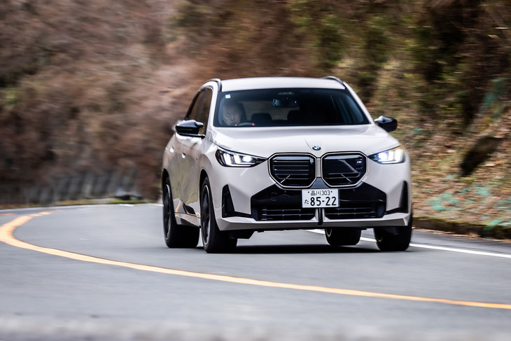運転プログラムを切り替えられる「MY MODE」で「SPORT PLUS」を選ぶと、走りにはよりメリハリがつく。その設定で山坂道を走る「X3 M50 xDrive」は、まさに中高年カーマニアがイメージするBMWそのものである。
