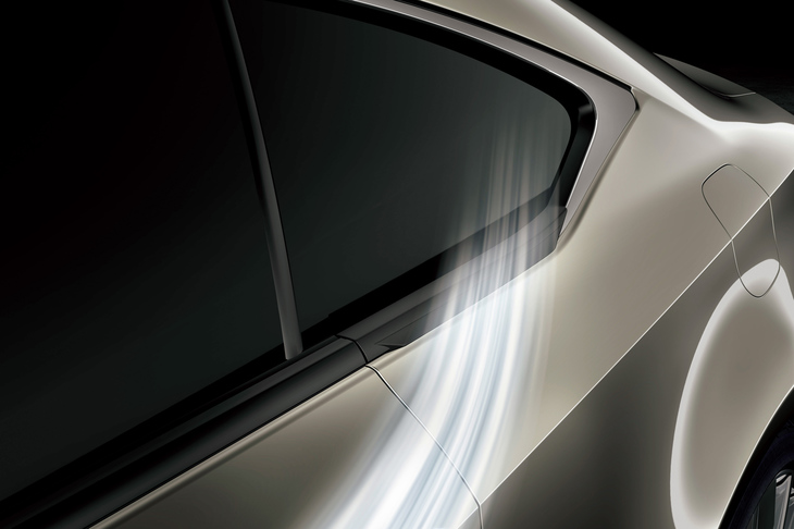 空力性能を高めるため、サイドウィンドウモールにはフィンが設けられた。