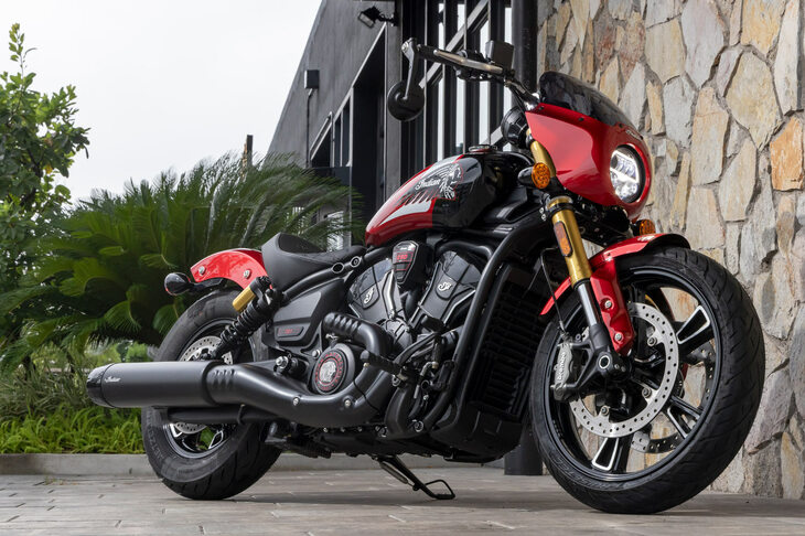 インディアンの最新モデルである新型「スカウト」。実はビルダーたちが手を加えやすいよう、新型の車両骨格はアルミフレームからスチールパイプフレームへと変更されている。写真は高性能モデルの「101スカウト」。（写真：郡大二郎）