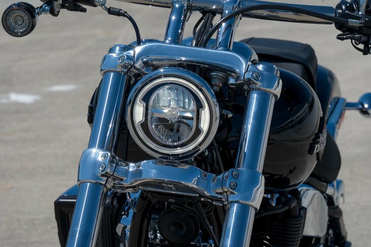 2025年モデルでは各部の意匠も変更。ヘッドランプは、レンズのふくらんだ縦型の異形デザインから、クラシックな丸型に変えられた。中身はもちろんフルLEDである。