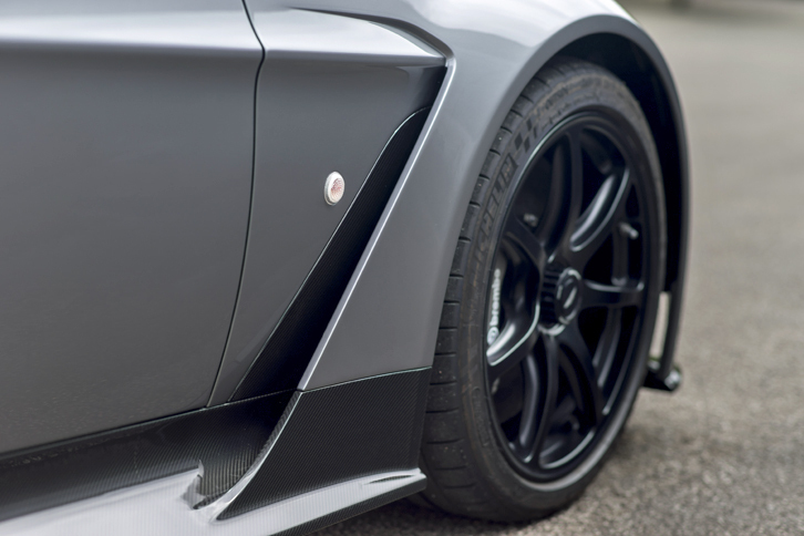 ヴァンテージGT12ロードスター（フロントフェンダー部）