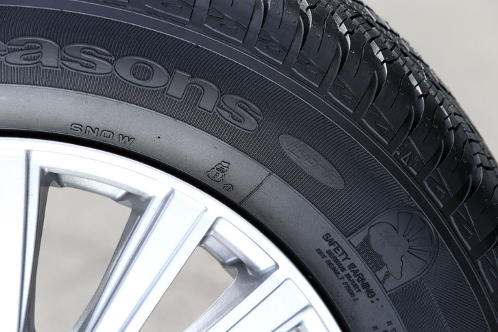 サイドウオールに施された「SNOWマーク」。日本で冬用タイヤとして認められている証しだ。