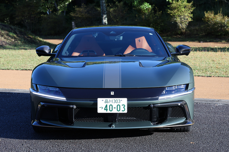 フロントデザインはかつての「365GTB/4」を想起させる。当時のV12ユニットは4.4リッターだった。