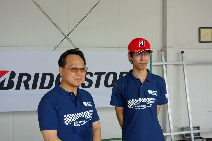 写真左から名古屋工業大学ソーラーカー部 副顧問の羽藤正秋先生と、副部長の石黒雄大さん。羽藤先生がボディーとシャシーの設計を担当、石黒さんは主に機械部品の製作を担当している。