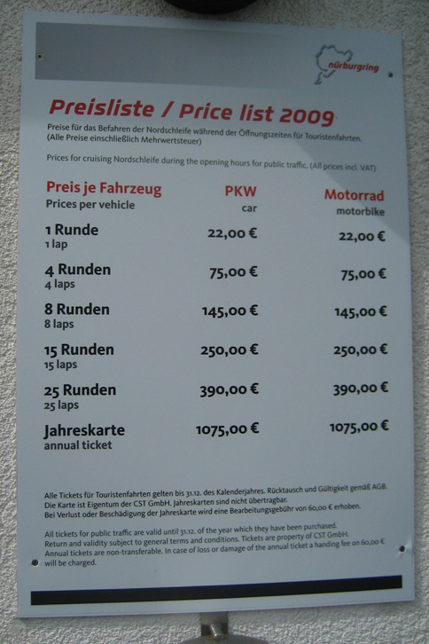 ニュルブルクリンク北コースの料金表（09年当時）。