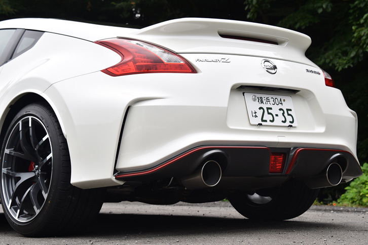 排気系には、V6エンジンの片バンクごとに独立した等長フルデュアルエキゾーストシステムが採用されている。