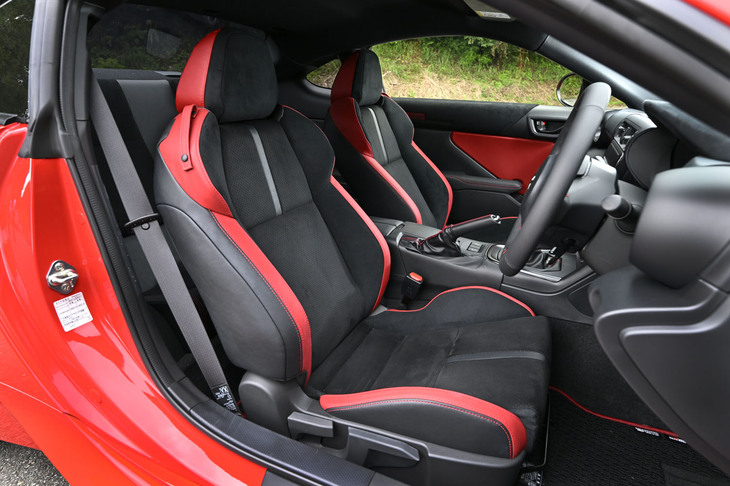 トヨタGR86 RZ“40th Anniversary limited”（フロントシート＜ブラック＆レッド＞）