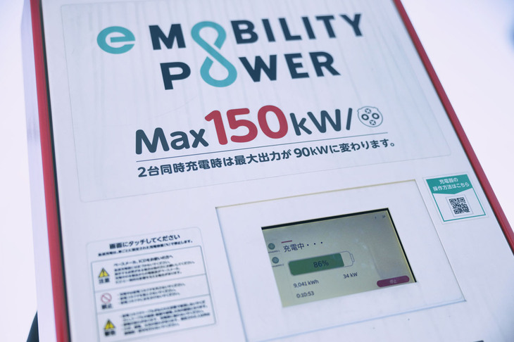 普通充電と高出力な急速充電に対応する「EQS」。最大出力150kWの急速充電器を使った場合、53分ほどで電池残量10％から80％までチャージできる。