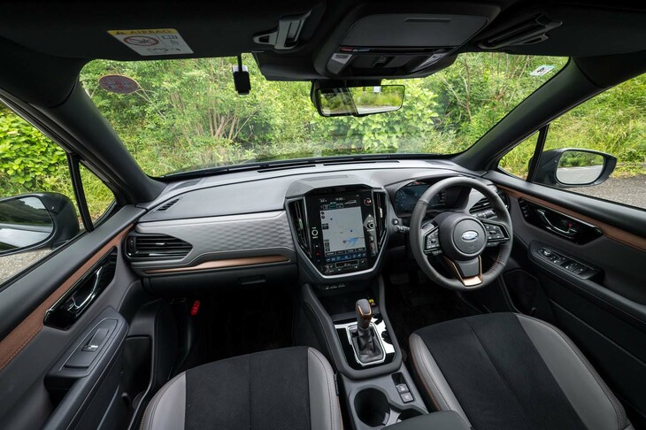 外装同様、ブロンズのアクセントが目を引く「スポーツ／スポーツEX」のインテリア。シートはウルトラスエードと合成皮革の組み合わせで、他のグレードとは異なり、はっ水加工の生地は使われていない。