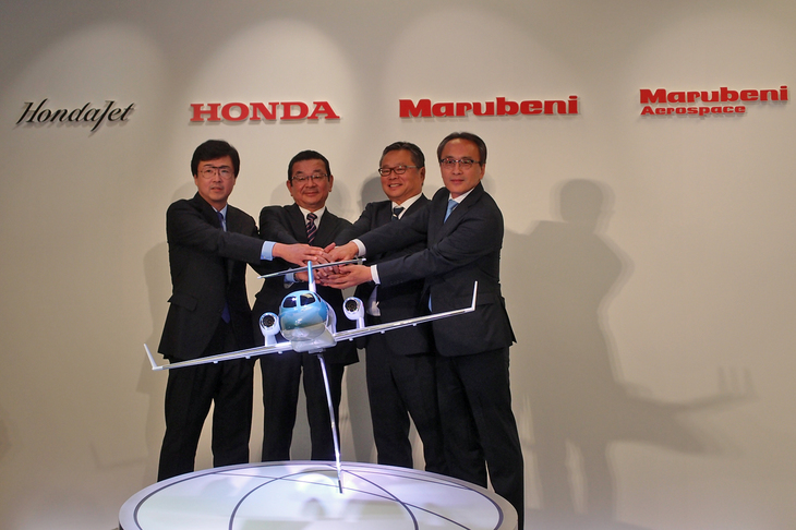 フォトセッションに臨む（写真左から）藤野道格 HACI代表取締役社長、八郷隆弘 本田技研工業代表取締役社長、氏家俊明 丸紅輸送機グループCEO、遠矢源太郎 丸紅エアロスペース代表取締役社長。