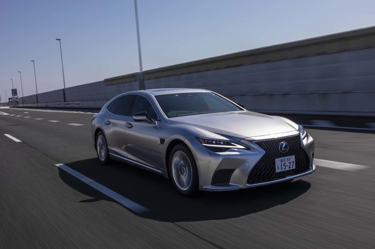 高速道路を行く「レクサスLS」の「アドバンストドライブ」搭載車。その運転支援機能は、これまでのものとどう違う？