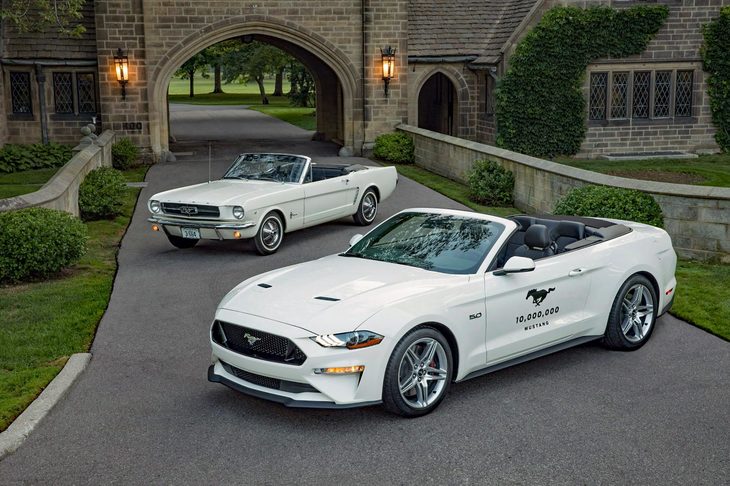 「マスタング」は世界で最も多く販売されたスポーティークーペ／コンバーチブルとされている。写真は生産1000万台目の個体（手前）と、1964年に最初にラインオフした個体（奥）。2018年8月、エドセル＆エレノア・フォード ハウスにて。