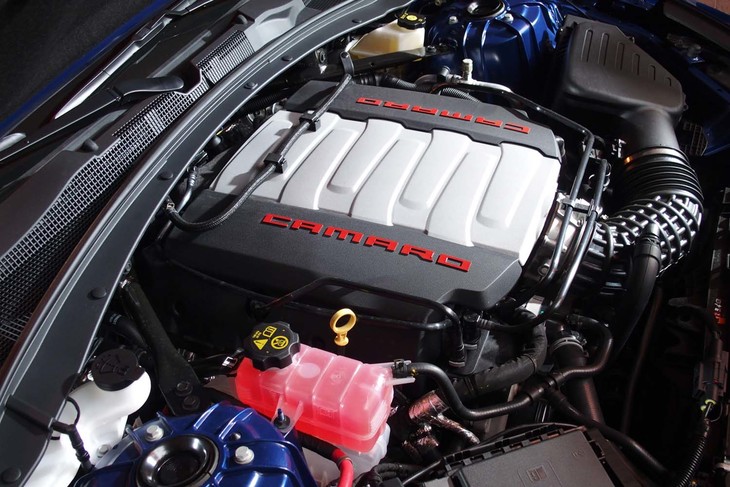 最高出力453psを発生する「カマロSS」の6.2リッターV8 OHVエンジン。新たに10段ATとの組み合わせとなった。
