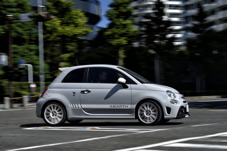 「アバルト595エッセエッセ」のボディーサイズは全長×全幅×全高＝3660×1625×1505mm、ホイールベースは2300mm。車重は1160kgと発表されている。