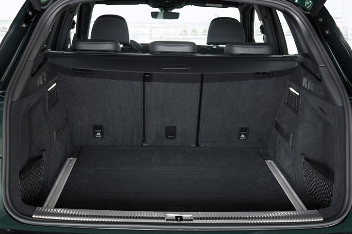ラゲッジルームの容量は550リッター。4：2：4の3分割可倒式の後席を倒すと、1550リッターの容量が得られる。（写真をクリックすると、シートの倒れる様子が見られます）