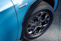 ダークグレーメタリック塗装の17インチアルミホイールを装備。