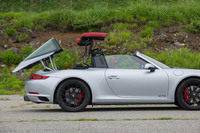 「911タルガ」ならではのルーフ開閉の様子。オープン時には、まずはリアセクションが斜め上方へと持ち上がり、次いでルーフが、後端を折りたたまれながら後方へと運ばれ、リアの荷室に格納される。