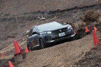 今回の試乗会には簡易的なオフロードコースも用意されていた。プジョーの純エンジン車にはFFモデルしか設定がないが、この程度の路面であれば問題なくクリアできた。