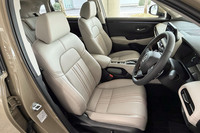 グレージュ内装が採用された「ZR-V e：HEV Zクロスツーリング」のインテリア。